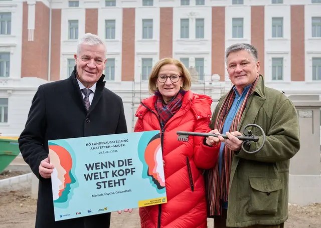(v.l.n.r.) Landesrat Anton Kasser und Landeshauptfrau Johanna Mikl-Leitner übergaben symbolisch den Schlüssel an Erwin Klissenbauer, Geschäftsführer der NÖ Landesausstellung, für den Start der Aufbauarbeiten für die NÖ Landesausstellung 2026. | Foto: NLK Pfeiffer