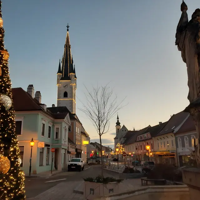 Das Adventtreffen am Kirchenplatz in Horn findet am Samstag, dem 6. Dezember 2025, um 17:00 Uhr statt. | Foto: Pfarre Horn