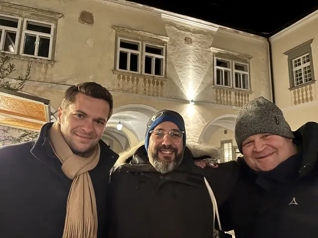 Alex, Martin und Wolfgang im historischen Innenhof. | Foto: Lina Chalusch