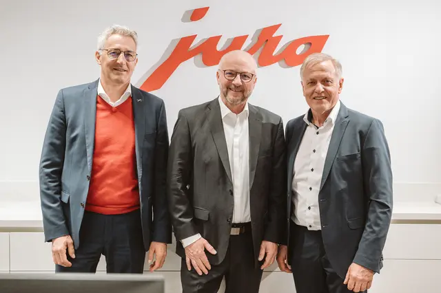 Marc Balsiger (Vertretung für das Jura Headquarter Schweiz), Franz Willibald Holzbauer (Eigentümer SCD), Andreas Hechenblaikner (Geschäftsführer Jura Österreich) | Foto: Jura