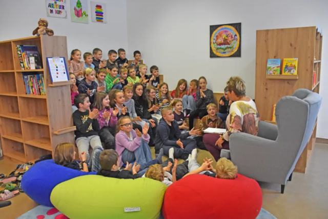 Bei der Eröffnung der neuen Volksschulbibliothek gab es auch eine Lesung von Eva Hellerschmid. | Foto: Marktgemeinde Langschlag