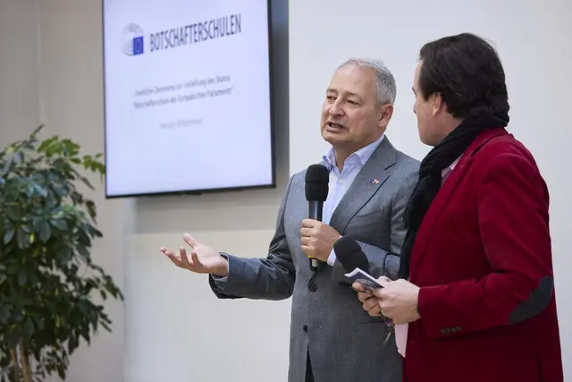 Europaabgeordneter Andreas Schieder überreichte die Auszeichnungen und unterstrich die Bedeutung der Initiative. | Foto: Verbindungsbüro des Europäischen Parlaments/APA-Fotoservice/Leitner