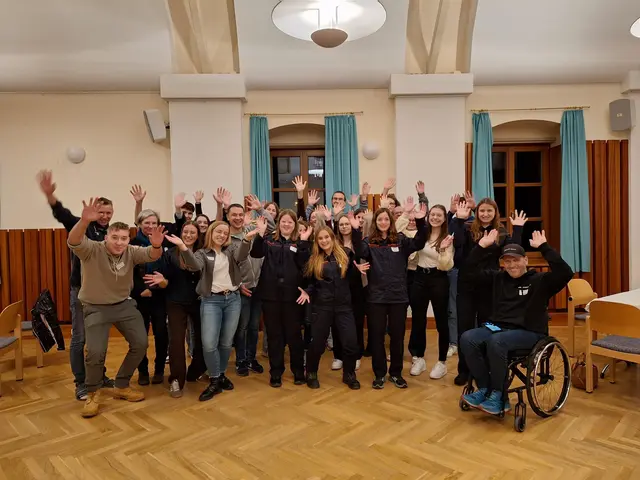 Reini Sampl (rechts) stattete den Weizer Jugendlichen einen Besuch ab, um ihnen in einem Vortrag seine Willensstärke mitzugeben. | Foto: Christoph Doppelreiter