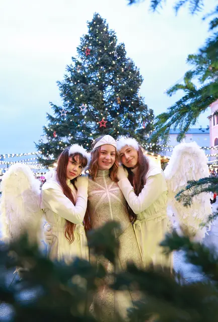 Leopoldine Richards ist das diesjährige Christkind am Salzburger Christkindlmarkt. Unterstützt wird sie von den Engerl Elina Smytska (li.) und Sarah Marlene Reisinger (re.). | Foto: Salzburger Christkindlmarkt/Neumayr