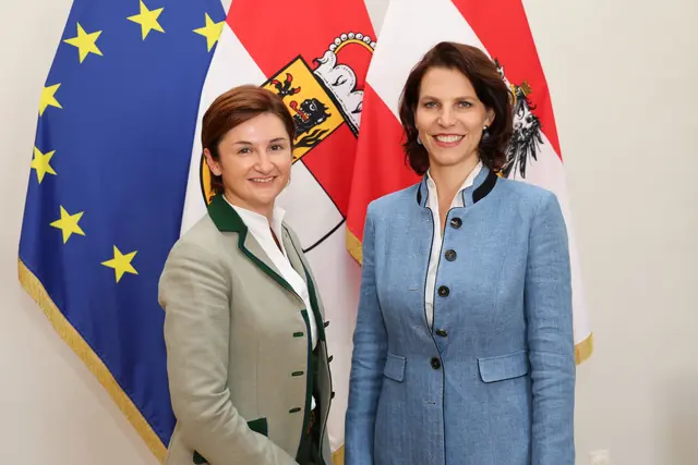 Im Bild Karoline Edtstadler mit Landeshauptfraustellvertreterin Marlene Svazek  | Foto: Land Salzburg / Franz Neumayr