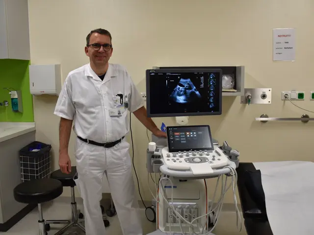 Der Abteilungsleiter der Radiologie, Primar Arnold Heisinger mit dem neuen Ultraschallgerät im Landesklinikum Scheibbs | Foto: Isabella Karner/Landesklinikum Scheibbs