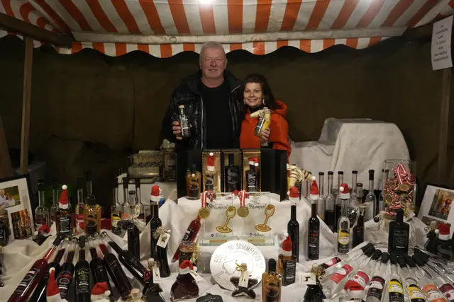 Familie Schauer mit ihrem hochprozentigem Genuss | Foto: Marco Huber/zema-medien.de