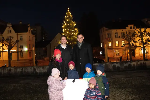 Weihnachtsbaum aus Egg bringt festlichen Glanz vor das Landhaus
 | Foto: VLK Serra