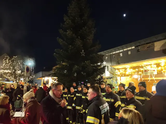 Eröffnung am Freitag mit Bürgermeister Max Oberleitner und der FF Aisting-Furth, die den Baum aufgestellt hatte. | Foto: Marktgemeinde Schwertberg