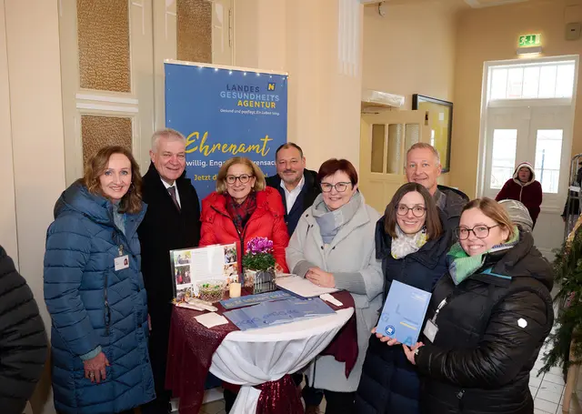 Landesrat Anton Kasser, Landeshauptfrau Johanna Mikl-Leitner, Christian Korbel, Ärztlicher Direktor des Landesklinikums Mauer, Oed-Öhlings Bürgermeisterin Michaela Hinterholzer, Obfrau der Leader-Region Moststraße, Pflegedirektor Gerhard Leonhartsberger und Regina Bauer, die kaufmännische Direktorin des Landesklinikums Mauer, mit zwei Ehrenamtlichen (beide rechts und links außen) am Adventmarkt. | Foto: NLK Pfeiffer