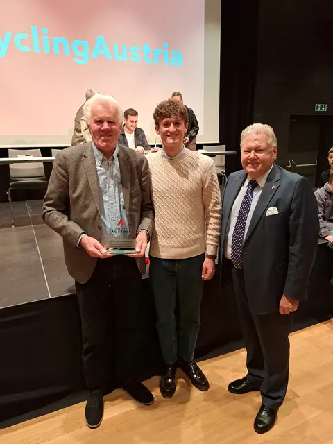 Alois Rögl aus Braunau, „Radsportler des Jahres“ Felix Gall und Harald Mayer, Präsident von Cycling Austria (v. l.). | Foto: Cycling Austria