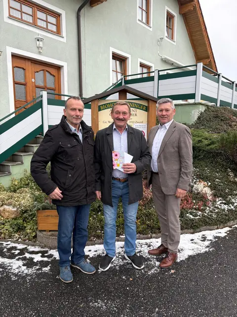 NAbg. Alois Kainz, Jubilar Willi Steininger und FPÖ-Bezirksparteiobmann-Stv. Günther Maier | Foto: FPÖ