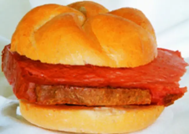 Das Pferdeleberkäse-Semmerl ist der Klassiker und besonders im Osten Österreichs sehr beliebt. | Foto: Pferdefleischerei Gumprecht