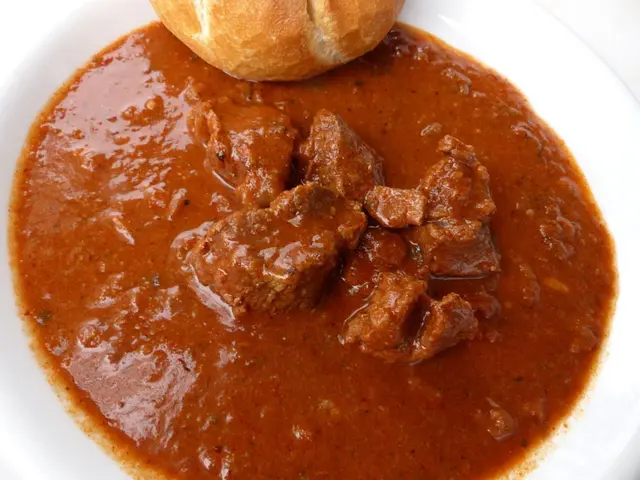 In der Zentrale in Enns gibt es ein Mittagsangebot – unter anderem Gulasch. | Foto: Pferdefleischerei Gumprecht