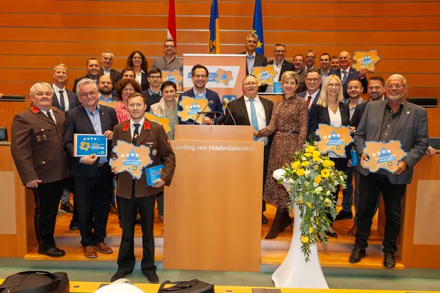 PA Zertifizierung von 52 "Krisensicheren Gemeinden" im Landhaus St. Pölten
LH-Stv. Stephan Pernkopf, LR Martin Antauer und LAbg. Bgm.Christoph Kainz übergaben die Zertifikate. | Foto: NÖ Landesregierung