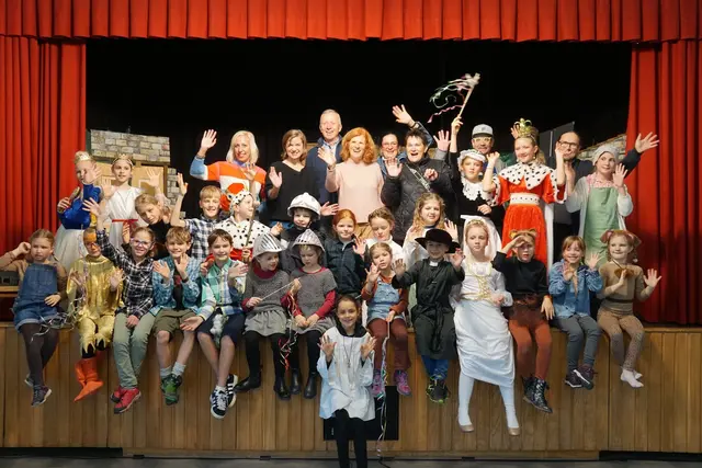 Agnes Klugmayer, Caroline Vasicek, Rudolf und Christa Toifl, Elisabeth Putz (Stv. Vorsitzende Pfarrgemeinderat), Inge und Leo Nemec, Pastoralassist Björn Ziegerhofer.

Das Ensemble: Vicky Ecker, Sebastian Rauchegger, Annabel Gobi, Mona Marecek, Sophie-Marie Czeland-Kröll, Kiana und Melina Bauerstätter, Ilvy Seiwald, Emil Fellinger, Lucy Seiwald, Erik Wotsch, Emily Adensamer, Jannis Peschta, Alexander Nemec, Moritz Fellinger, Helena Schwarz, Greta Steinbacher, Emma Fellinger, Johanna Klugmayer, Franzi Hanisch, Franziska Narnhofer, Lisbeth Narnhofer, Josefine Narnhofer, Emma Fellinger, Moritz Schlosser, Rosalie Rauchegger, Rosa Schweighofer und Tilda Hochmuth. | Foto: Privat