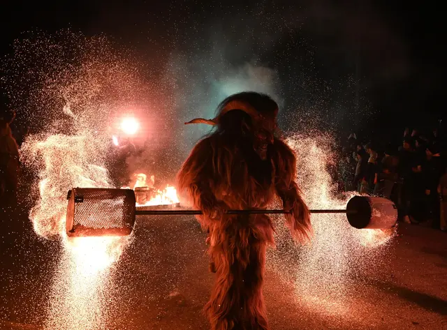 Saisonstart am 15. November 2025. Feuer ist eines der 4 Elemente. Wasser, Luft, Erde und Feuer. 