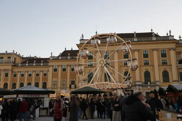 Am Christkindlmarkt dringen Weihnachtslieder und verschiedene Gerüche zu Dominic Schmid. | Foto: Nicole Kawan