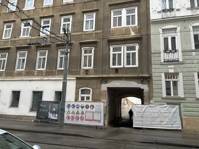 Das Zinshaus hat einen neuen Eigentümer, der es mit der Sanierung anscheinend ernst meint.  | Foto: Luca Arztmann/MeinBezirk