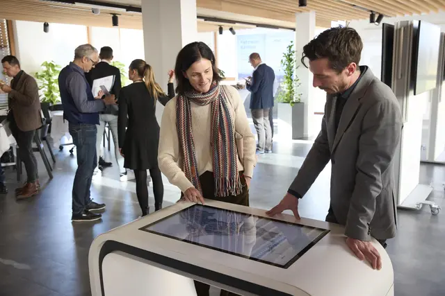 Infohub der APG zum Großprojekt "Kärnten Netzraum" im Lakeside Park Klagenfurt: An den interaktiven Screens wird die 380-kV-Trasse begreifbar.  | Foto: Johannes Puch