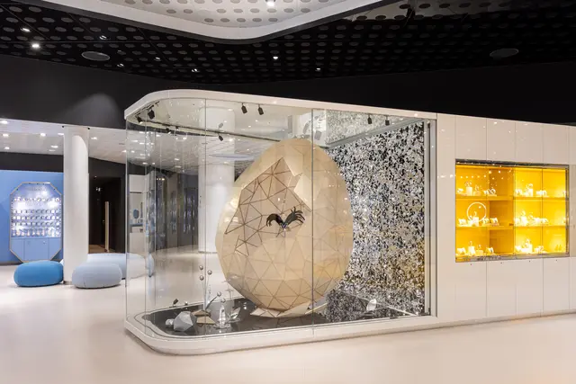 Es war einmal, hoch oben in den nebelverhangenen Tiroler Bergen, ein majestätischer Schwan ... Im Swarovski Kristallwelten Store in Wattens lässt sich eine Märchenwelt aus surrealen Formen und Spiegeln, die das Licht tausendfach in Traumlandschaften verwandeln, bestaunen.

 | Foto: Swarovski Kristallwelten