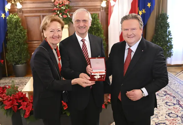 Hanni und Karl Kolarik mit Bürgermeister Michael Ludwig bei der Überreichung des Silbernen Ehrenzeichen.  | Foto: Stadt Wien / Christian Jobst