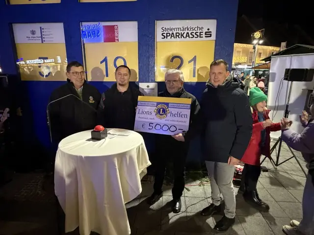 Im Rahmen der Eröffnung des Adventwürfels übergab der Lions Club einen 5.000 Euro-Scheck an die Bezirkshauptmannschaft Leibnitz. | Foto: Lions