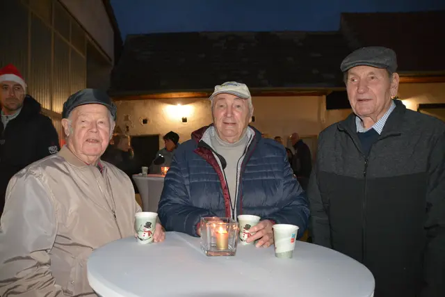 Besucher genießen warme Getränke am Ritzinger Adventzauber. | Foto: Rosenberger Victoria