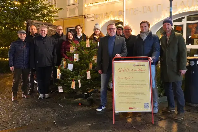 Vertreter:innen der im Bezirk Ried teilnehmenden SPÖ-Ortsorganisationen freuen sich auf den Start der sechsten SPÖ-Weihnachtsbaum-Aktion zugunsten der CliniClowns Oberösterreich.

 | Foto: SPÖ