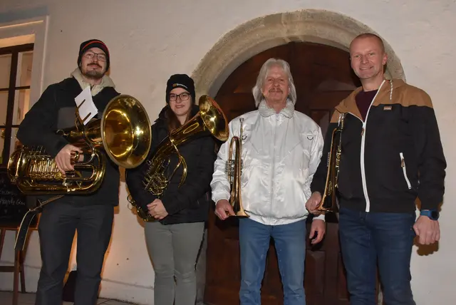 Einen einzigartigen, musikalischen  Adventkalender organisiert Markus Pöcksteiner aus Sarmingstein am Greiner Hauptplatz. Gestartet wurde am 1. Dezember mit Ensembles der Stadtkapelle Grein.  | Foto: Zinterhof