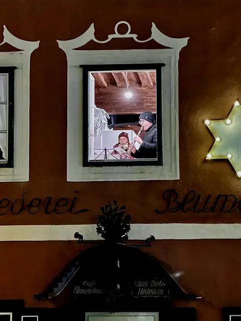 Einen einzigartigen, musikalischen  Adventkalender organisiert Markus Pöcksteiner aus Sarmingstein am Greiner Hauptplatz. Gestartet wurde am 1. Dezember mit Ensembles der Stadtkapelle Grein.  | Foto: Pöcksteiner