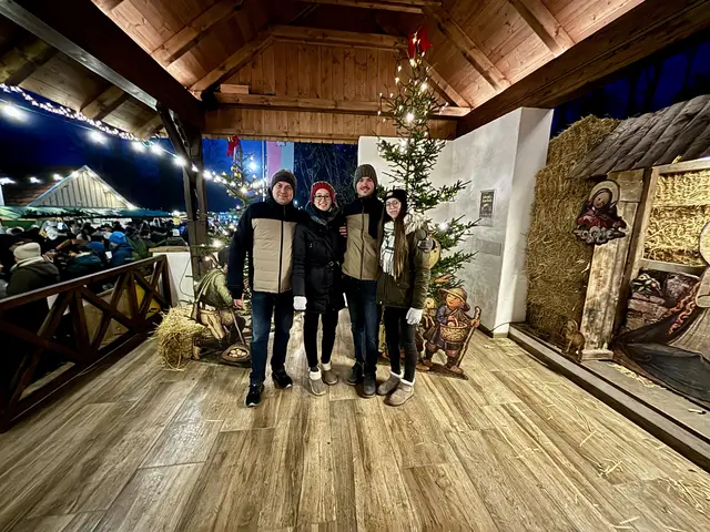 Die größte Krippe des Weinviertels wurde gleich als Motiv für das Familienfoto der Familie Goll genommen. | Foto: Alexandra Goll