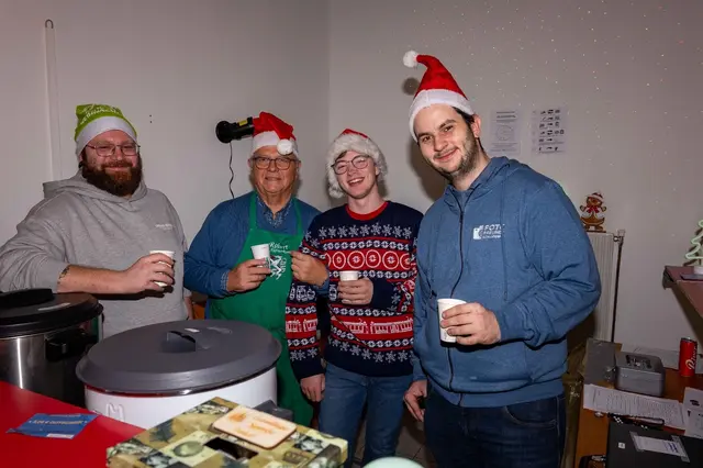 Mitglieder der Fotofreunde schenken Punsch gegen eine kleine Spende aus – und bieten Fotoshootings vor oder ohne weihnachtlichen Hintergrund. | Foto: Günther Koglek