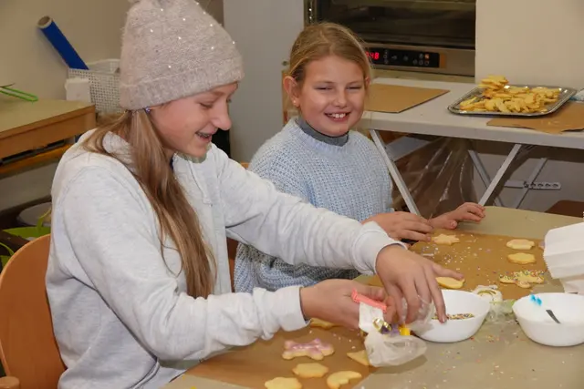 In der Keksbackstube roch es nicht nur lecker, sondern wurden auch eifrig Kekse gebacken. | Foto: MeinBezirk/Michael Blinzer