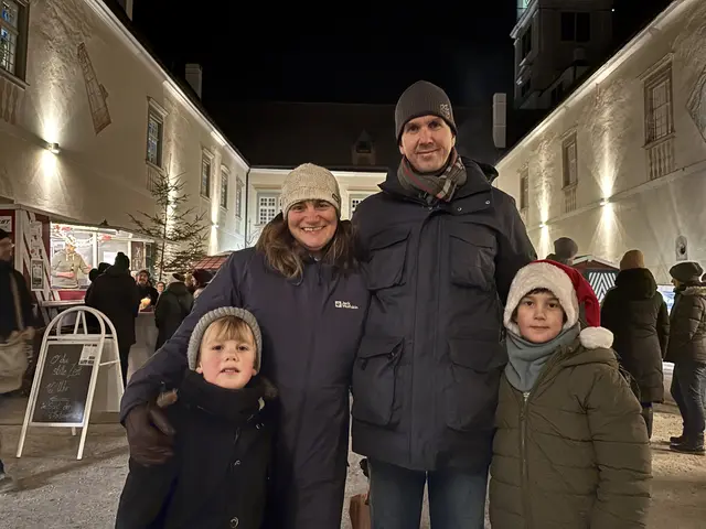 Familie Mayerhofer ließ sich den Adventmarkt bei festlicher Stimmung, Lichtern und Leckereien schmecken. | Foto: Lina Chalusch