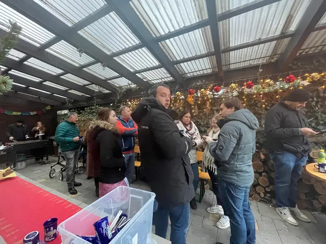Bei Punsch, Keksen und Gegrilltem wurde im Carport geplaudert. | Foto: Iris Brookhouse