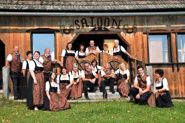 Die Damen und Herren vom A-capella Chor konnten sich über Platz 15 beim Vereinsgewinnspiel und den Gewinn eines Fasses Villacher Bier (50 l) freuen. | Foto: Privat