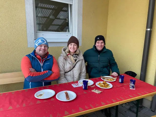 Der stolze Papa Michi mit Anna und Kilian, Freunden der Familie. | Foto: Iris Brookhouse