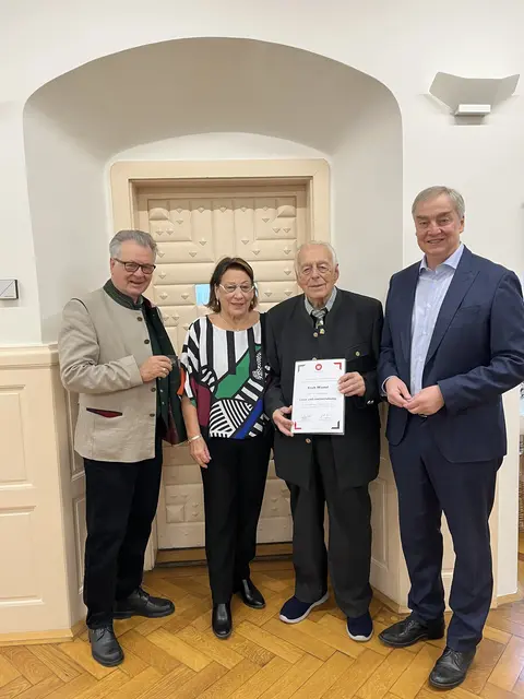 Goldene Ehrung (v. l. n. r.): Landessilberlöwe Peter Hopfeld, Bezirkssilberlöwin Sissi Moormann, Erich Wastel und Bezirksgruppenobmann Christian Moser.  | Foto: Foto: z. V. g.