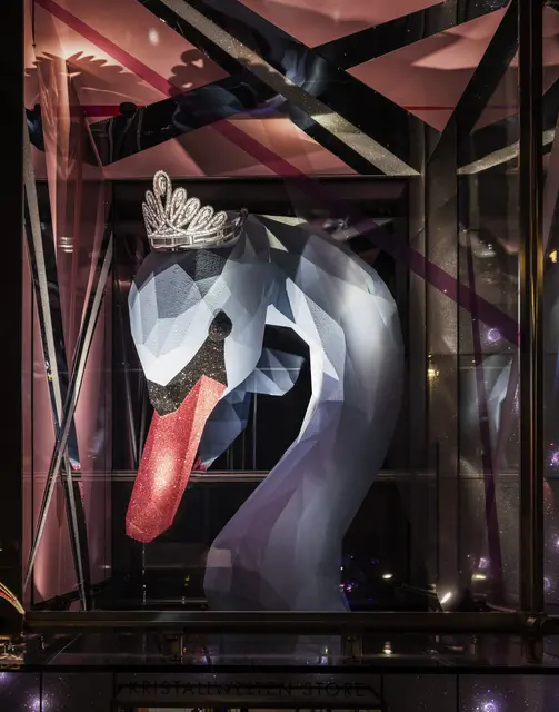Der anmutige Schwan in der Kärntner Straße in Wien trägt die Swarovski Tiara des Wiener Opernballs 2025, ein Meisterwerk einzigartiger Kunstfertigkeit. Im Januar 2026 wird das Design der Swarovski Tiara für den Wiener Opernball 2026 bekannt gegeben.

 | Foto: Swarovski Kristallwelten
