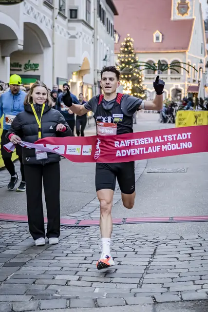 Olympia-Teilnehmer und WM-Semifinalist Raphael Pallitsch gewinnt den 5 km Hauptlauf | Foto: Copyright: SportEventFotografie - Roman Stoiber