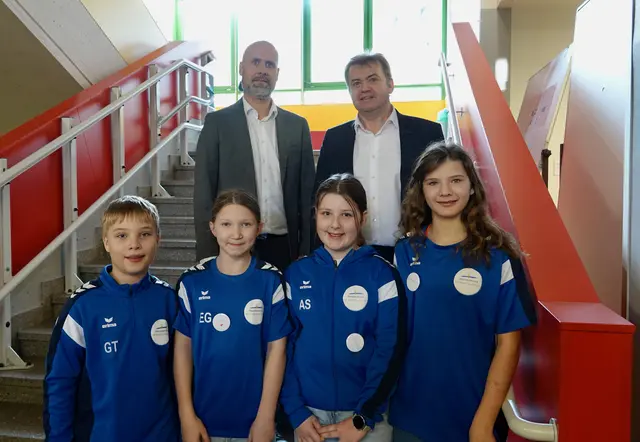 Bürgermeister Hannes Schmid mit Direktor Norbert Kappel und Schülern der NMS Frauenkirchen. | Foto: Bernhard Kerezsi