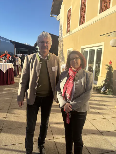 Direktor Alois Lackner und Abteilungsvorstand Klaudia Pirker hießen die zahlreichen Interessenten willkommen und führten sie durch Stationen. | Foto: MeinBezirk.at