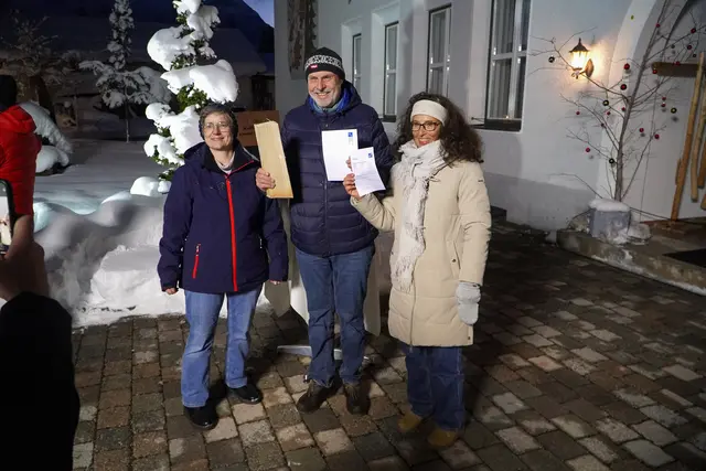 Astrid Schösser-Pichler (Gemeinde Leutasch, links) und Ulrike Umshaus (Energieagentur Tirol, rechts) gemeinsam mit Siegfried Weger (Mitte), dem Gewinner eines Raummeters Holz. | Foto:  Energieagentur Tirol