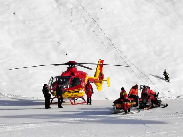 Der 30-jährige Snowboarder wurde mit dem Hubschrauber in die Klinik Innsbruck gebracht.  | Foto: ZOOM Tirol