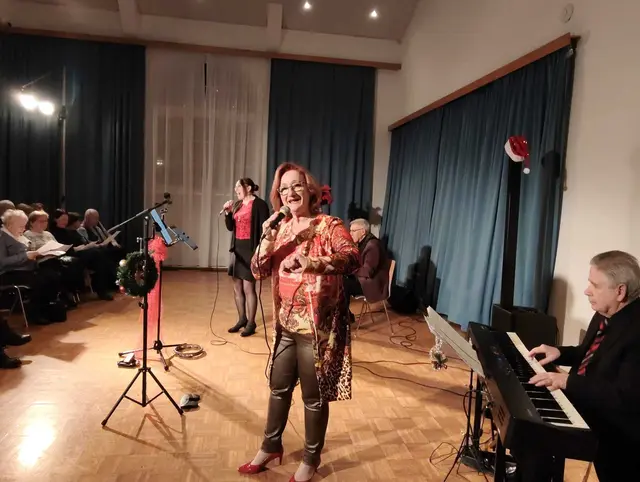 Regine Pawelka-Oskera und Margit Pregler als stimmgewaltige Sängerinnen, Leo Schatzinger an der Gitarre, welcher kurzfristig für Franz Horacek eingesprungen war, und Roman Teodorowicz am Piano. | Foto: Sadiki-Peckary