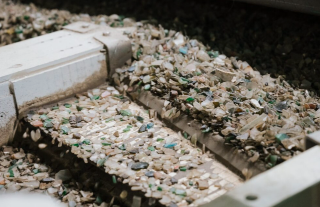 Jährlich fallen in Österreich rund 600.000 Tonnen Verbrennungsrückstände an, die teilweise bis zu 30 Prozent Glas enthalten.  | Foto: Brantner green solutions