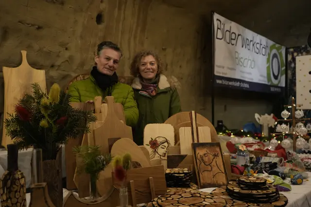 Die Steinzinger mit ihren handgemachten Jausenbrettl | Foto: Marco Huber/zema-medien.de