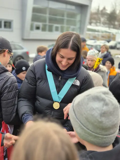 Caroline Schwendinger gibt Autogramme für junge Fans. | Foto: Raiffeisen