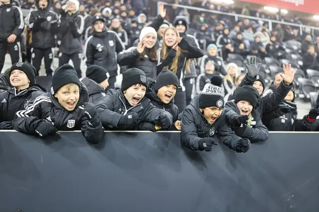 Was für ein Erlebnis: Die Nachwuchsabteilung samt Akademie drückte den Athletikern im letzten Heimspiel der Saison die Daumen. | Foto: Reischl